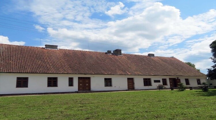 Tolminkiemio klebonija, K. Donelaičio perstatyta 1747–1764 m. Pastatas restauruotas 1988 m.